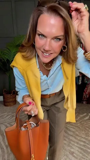 Comfortable, polished & not stiff! Looking for a Jean alternative, these khaki pants are a great option! Fits true to size. Linked below #styleover50 #everydayoutfit #khakipants #styleover40 #springfashion 