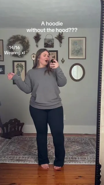 These @AUSELILY crewnecks are sooo soft and cozy. #curvyfashion #midsizefashion #plussizefashion #comfyoutfit #crewneck 