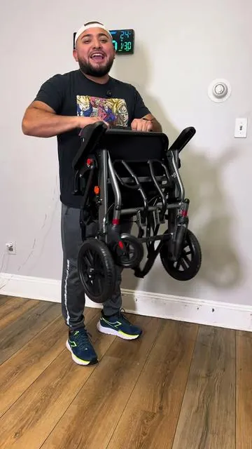 Lo mejor que podrás llevar esta silla de ruedas para todos lados es plegable y no pesa mucho #silladeruedas#folding#wheelchair #tiktokshop#creatorsearchinsights 