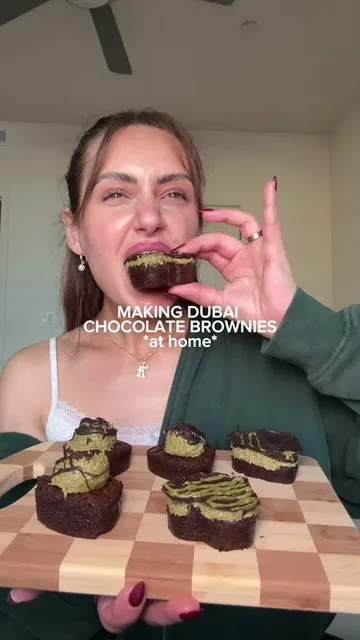 make Dubai chocolate brownies with me🍫🍫🍫 #dubaichocolate #dubaichocolatebar #desserttiktok #dessertideas #eatingasmr 