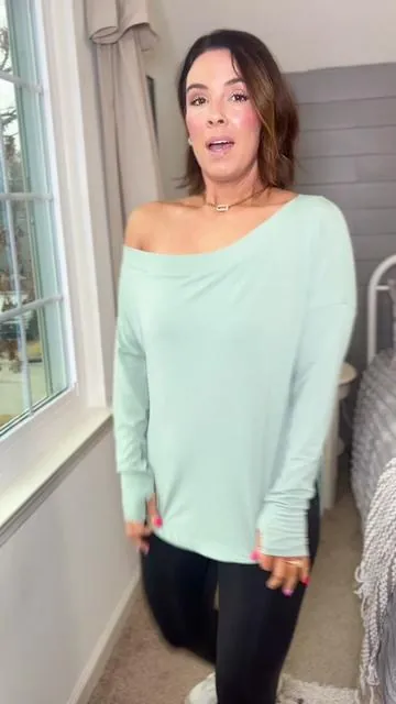 The built in bra!!! Such a cute off shoulder top! @Halara_official #halaratop #halara #offshouldertop #springoutfits 