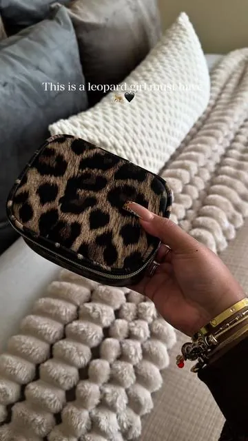 As a leopard print girl…this is a purse essential 🐆💋 • • • #leopardprint #makeupbag #purseessentials #makeupessentials #leopard 