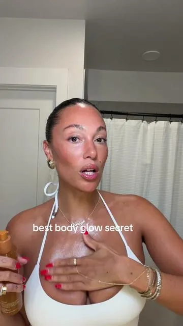 this stuff has me in a chokehold. Best body oil for a skin glow hands down #bodyglow #glowyskingoals #bodyoil 