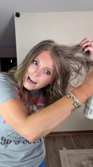 A texturizing spray is a game changer for styling your hair @SexyHair #texturizingspray #hairproduct #sexyhair #texturedhair 