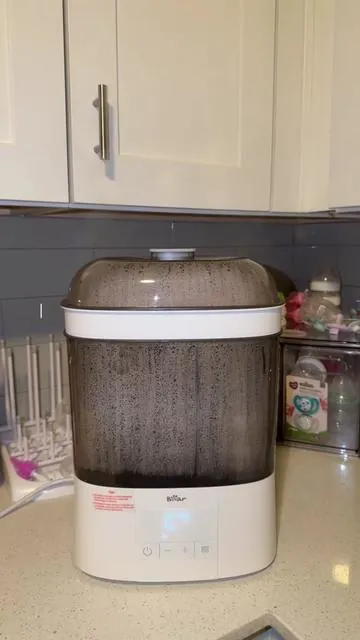 this makes cleaning baby bottles so much more easier 🍼👶🏻 #momsoftiktok #momtok #bottlesterilizer #newborn #fypシ゚viral 