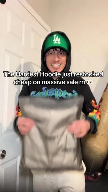 Hurry save big on authentic essentials hoodie! Don’t sleep massive sale gunna end and you’ll miss out and it came so quick too #essentials #essentialshoodie #hoodie #fearofgodessentials #comfy 