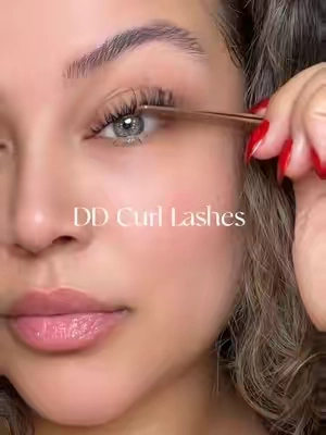 DD curl for the win 😍 #maxcomfi #lashes #lashclusters #spiderlashes #lashartist 