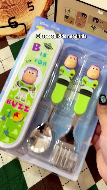 This Lightning Buzz Lightyearset is SOO CUTEE and my toddler lovessssss it #Buzz Lightyear #utensils #toddlereats #kachow #toddlersilverware