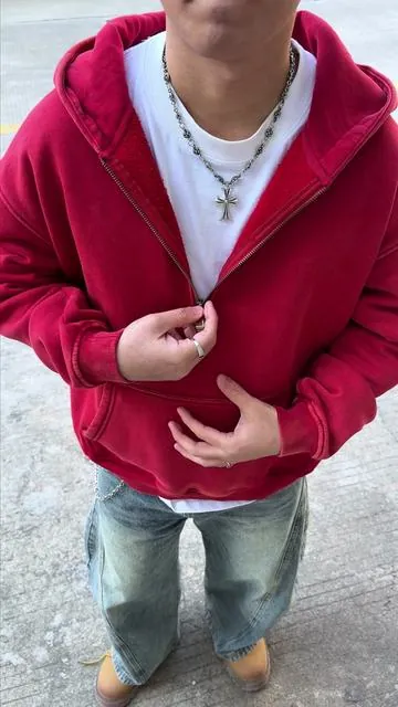 Simple zip-up, strong presence🔥 #mensfashion #streetwearinspo #oversizedhoodie #zipup #baggyfit 