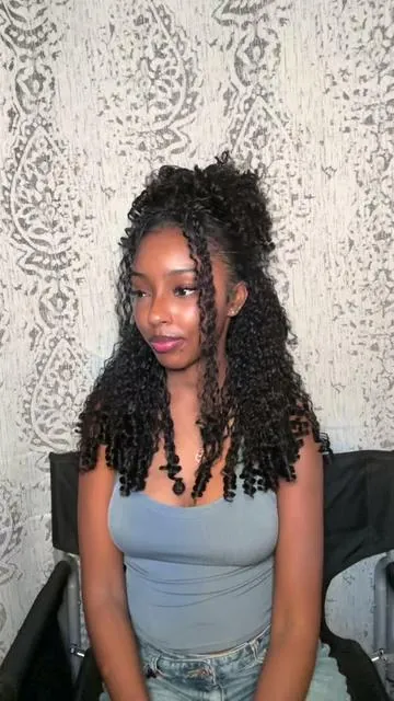 A Burmese curly half wig will always be one of my favs 🤭😍 just look at how many hairstyles you can do!! #frodiohair #burmesecurl #curlyhalfwig #halfwighairstyle #versatilewig 