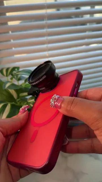 If you create content, you need this 🔥 The @Apexel Official 2-in-1 phone macro lens kit makes close-up photography effortless, sharp, and scroll-stopping, all from your smartphone. #contentcreator #ugccontent #techhacks #macrolens #ugccreatortips 