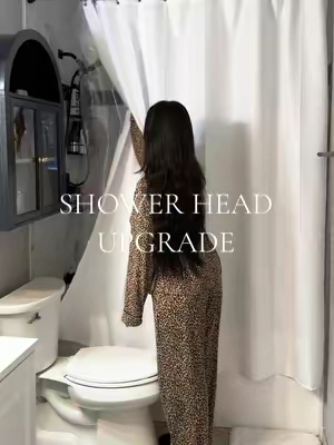 small upgrades big difference 🖤✨🧁🚿🧖🏻‍♀️ #showerhead #homeupgrades #rainshowerhead #showerheadset #reynaxluna 