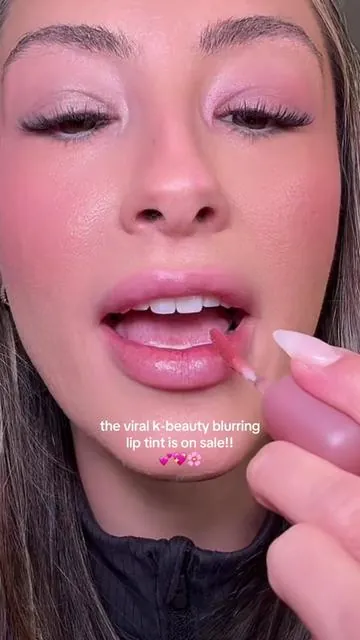You guys already know how much I looove this @Colorgram US blurring lippie!! 😍😍 #fyp #tiktokmademebuyit #colorgram #kbeauty #koreanbeauty 