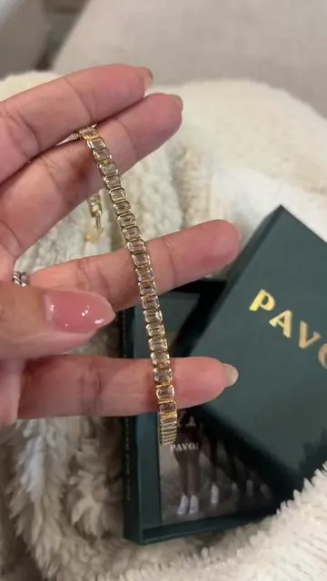 Such a goodie 😮‍💨🤍🤍 #bracelet #tennisbracelet #tiktokshopcreatorpicks #tiktokshoploveatfirstfind #giftsforher 