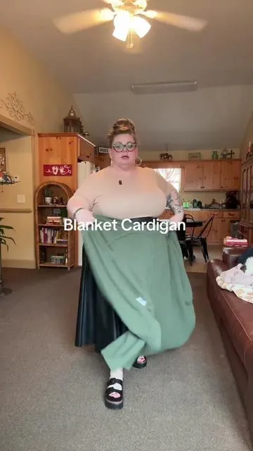 Blanket cardigan! This is so soft and high-quality. We have pockets and it’s size inclusive #blanketcardigan #cardigan #blanket #plussizefriendly #tiktokshopcreatorpicks 