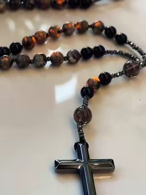 Rosario de obsidiana y yooperlita con cruz de hematita, diseño unisex, ligero y cómodo para uso diario, la yooperlita es reactiva a luz UV creando un efecto visual único, se puede usar largo o corto según tu estilo, ideal como accesorio personal o regalo significativo,  #tiktokshop #rosariostyle #joyeriaunisex #accesorios #regaloperfecto 