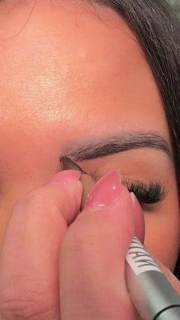 #eyebrows #eyebrowtutorial #eyebrowsonfleek #makeuptutorial #eyebrowshaping 