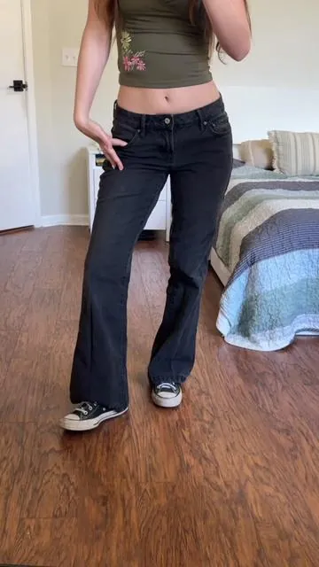 These jeans are so cute with the button pockets #jeans #lowrisejeans #bootcutjeans #pacsun 
