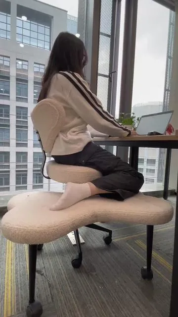 I love all the different sitting options in this chair#pinmoco #crossleggedchair #foryoupage #love #chair 