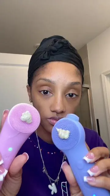 I tested both facial scrub brushes and the blue heated one is a game changer 😮‍🔥 deeper clean, faster lather, and my skin is glowing after every wash. If you’re serious about your skincare routine, this is the upgrade you didn’t know you needed. #skincareroutine #facialbrush #clearskinjourney #glowingskin