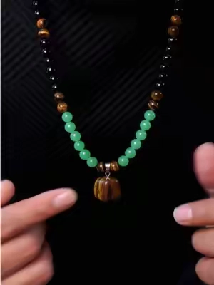 Collar de abundancia con aventurina verde y ojo de tigre. Piedras naturales asociadas a prosperidad, protección y buena energía. Collar largo para hombre y mujer, ideal para uso diario, afirmaciones y estilo casual o formal. #aventurina #ojodetigre #collardelabuenasuerte #collarabundancia #necklacemen