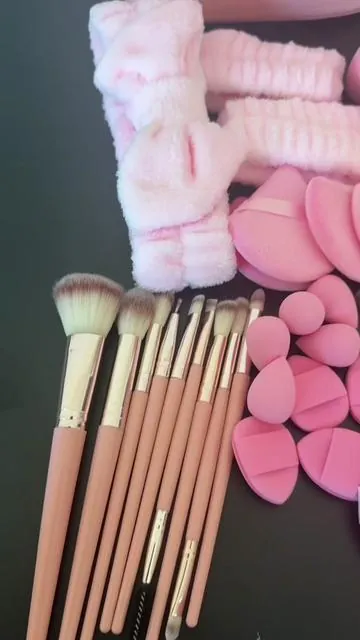 i just saved myself 100 bucksss🤣🎀. grab your 44 pcs makeup tool kit below for only $13!!  #viral #pink #makeup #brushes #fyp 
