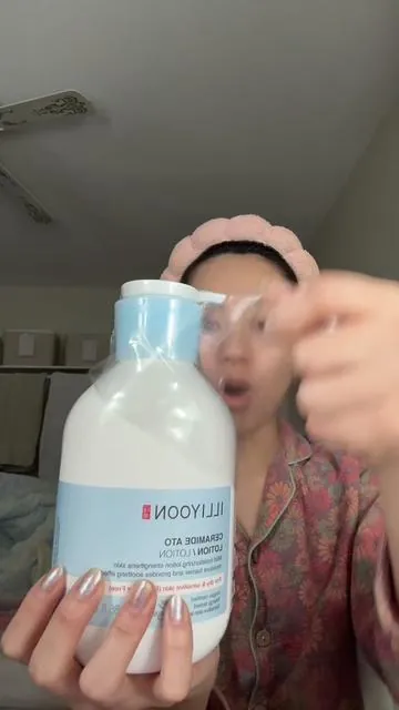 Where are the oily sensitive girls at? This one is for you!!  @ILLIYOON US #illiyoonceramideatolotion #sensitiveskin #acneproneskin #eczemaproneskin #moisturizer 