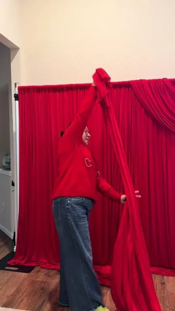 Decorando con cortinas #cortinas #curtains #partydecor #homedecor #valentinesday 