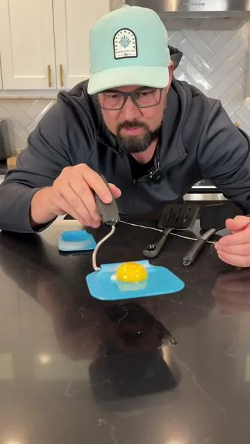 No Broke Yolk! #Adaptchula #kitchengadgets #kitchenhacks #businessowners #valentinesdaygiftideas 