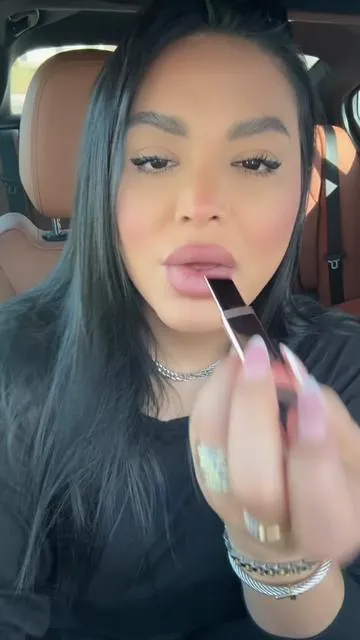Truthful is THE shade 😱 STUNNING! #plumpinglipbalm #plumpinglipgloss #virallipgloss #viralmakeupproducts 