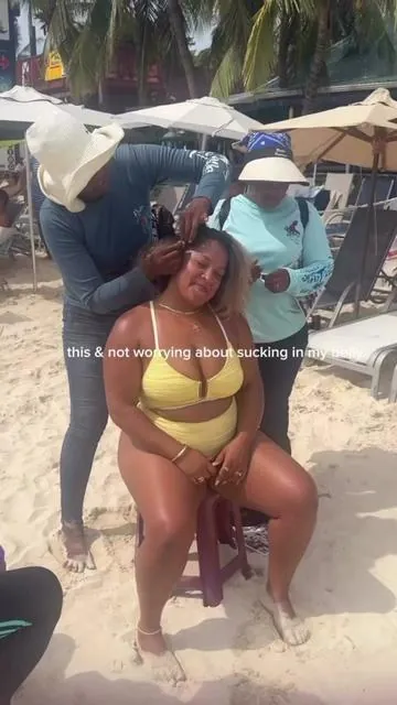 No seriously the best swimsuit for curvy girls #curvygirlcommunity #summerfashion #midsizefashion #curvygirlootd #vacationswimwear 