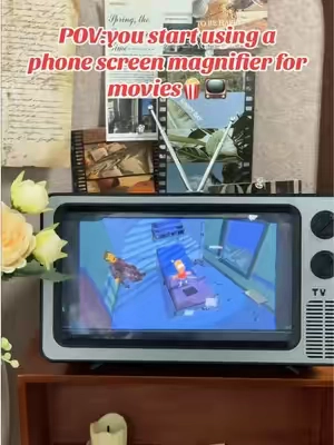I didn’t expect it,but this makes watching movies so much better🤩#retrotv #phonemagnifier #throwback #retrolook #minitv 