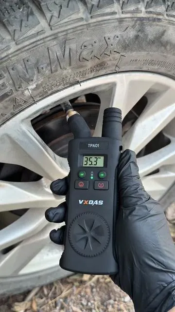 herramienta de reprogramación TPMS restablece los sensores y revisa la presión de tus neumáticos en segundos. Funciona en la mayoría de vehículos GM, Chevy, Buick y Cadillac — una solución DIY fácil que te ahorra dinero 💰.#TPMSTool #CarHacks #MechanicTips #Automotive #shoptools 