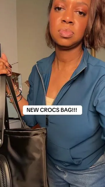 I think I found the perfect tote bag. Crocs dropped the best bag those of us who like to carry everything with us. #crocs #totebag @Crocs 