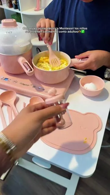 Cocina eléctrica Montesori realista de doble hornilla con accesorios para que los niños desarrollen sus habilidades motoras y se diviertan cocinando como adultos. #KidsKitchen #PretendPlay #ToyKitchen #tiktokshopjumpstartsale #tiktokshopcreatorpicks