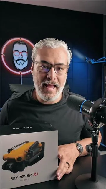 Este no es un drone cualquiera. El Skyrover X1 está diseñado para creadores que quieren calidad profesional sin complicaciones. 🎥 Graba en 4K real, tanto horizontal como vertical, perfecto para TikTok, Reels y YouTube Shorts, con una calidad espectacular y tomas ultra estables. 🔋 Duración extendida Gracias al combo con 2 baterías adicionales, puedes volar y grabar por mucho más tiempo sin interrupciones. 📡 Gran alcance y señal estable Captura tomas a larga distancia con conexión confiable y control preciso. 🎒 Incluye bolsa de viaje Llévalo a cualquier parte de forma segura y organizada. Ideal para viajes, aventuras y creación de contenido en exterior. ✅ Ideal para: • Creadores de contenido • Viajes y paisajes • Videos cinematográficos • Redes sociales en vertical y horizontal 🔥 Un solo combo, todo lo que necesitas para volar y grabar como pro. 👇 Disponible ahora en TikTok Shop 💬 ¿Lo usarías para crear contenido o para viajes? #drone #techtok #februaryrestock 