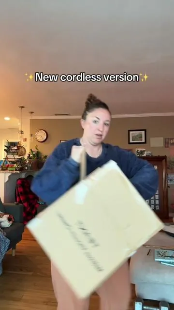 So excited for this cordless version for people who have been asking about it! It picks up soo much dust! @teantshop #mattressvacuum #vacuumcleaner #cleantok #dustremoval #vacuum 