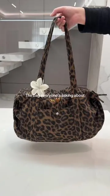 Love it 🖤Large capacity denim leopard print luggage bag 🐆#leopardprint #luggagebag #shoulderbag #denimbag #spotlightfinds 