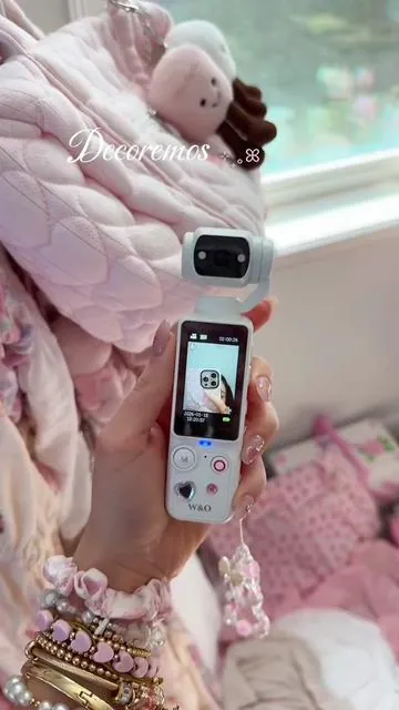 Mi nueva camarita ⊹₊｡ꕤ°₊ ⊹ para andar en el bolso 🌸✨🎀💞 es tan pequeña y linda ⊹₊ ~ mini camera ~ white camera ~ small camera  #minicamera #smallcamera #girlythings #camera #girlytok 