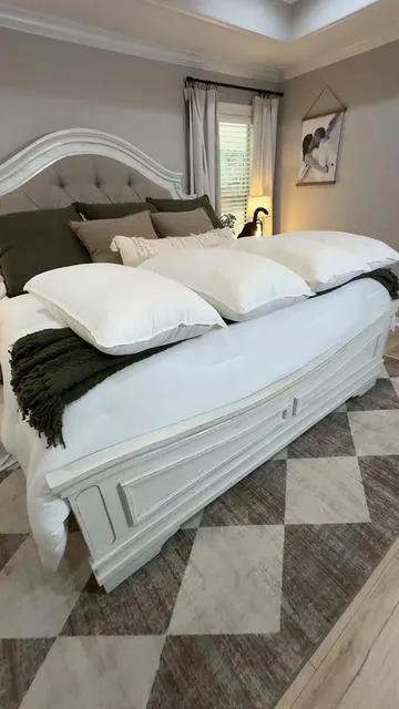 By far my favorite Hotel Pillows 🙌 #pillows #hotelpillows #bedding 