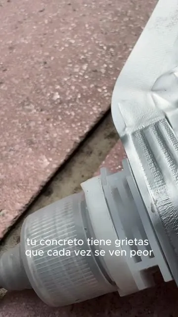 Repara grietas de concreto sin esfuerzo 💪 #SelladorDeGrietas #ConcretoDIY #ReparaciónRápida #Autonivelante #TikTokMadeMeBuyIt 