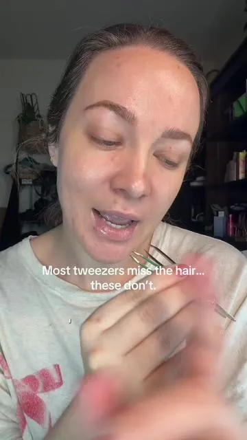 I didn’t realize how much my tweezers were sabotaging my brows until I tried the Big Reveal Tweezer Set from Jenny Patinkin. The tip is precisely sharpened, which is why it actually works on fine, short, stubborn, or half-grown hairs (aka the ones that usually snap instead of coming out). ✨ Why these are different: • Perfect tension (not too tight, not flimsy) • Grabs hair at the root instead of breaking it • Lets you be precise without over-plucking • Clean, salon-level results at home If you’ve been blaming your brows… it might’ve been your tools the whole time. If brow maintenance feels harder than it should, this set is worth clicking into before it sells out again. @Jenny Patinkin 