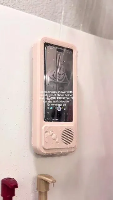 never rushing a shower again✨ the sound quality no fog touch screen and not a single drop of water on my phone 🤌🏼✨ #showerphoneholder #showerspeaker #waterproofspeaker #waterproofphonecase @Lisiwepeer 