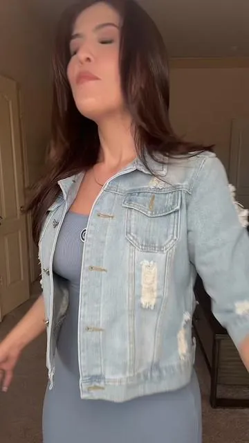 Una chamarra de mezclilla que es crop y aparte tiene desgarrado súper bella y la mezclilla es de excelente calidad #jeanjacket #chamarrademezclilla #chamarracrop #cropjeanjacket #tiktokshopcreatorpicks