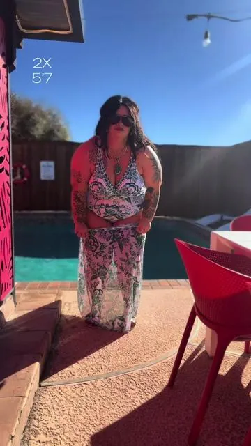 I mean, it’s just TOO GOOD. @BLOOMCHICUSOFFICIAL #curvyfashion #plussizefashion #swimwear #swimsuit #vacationoutfits 