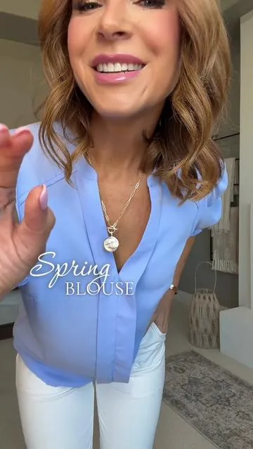 I love a piece I can wear year round and is extremely flattering. 🙌🏽 #blouse #springblouse #shortsleeveblouse #easteroutfits #workwear 