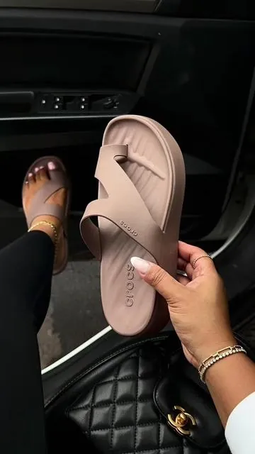 The comfort is amazing and the toe loop detail😍 #crocs #crocsgetawaysandals #crocstoeloopsandal #crocssandals @Crocs 