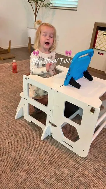 Little helper stays safe and happy! Good job parents👏🏼 #toddlerlife  #toddlertower  #toddlerstepstool  #kidtable  #tiktokshop Step stool for kitchen for kids 