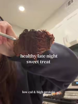 I saw @gia do this and I wanted to share my late night healthy sweet treat!! #highproteindesserts 
