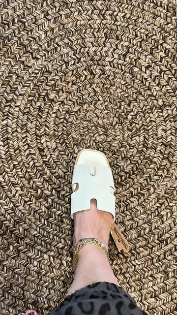 Step into comfort! I want these slides in every color 🙌 They are so good ✨ I also got them in the camel color. So comfy and perfect for every outfit. Your vacay shoes 🥰 @Project Cloud Shoes #projectcloud #platformslides #slides #shoes #vacayvibes 